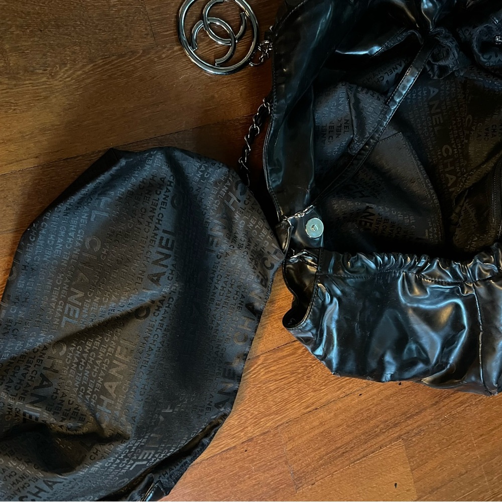 Chanel Vintage Cabas Patent Leather Tote Black XL preowned 2008 - Picture 12 of 16